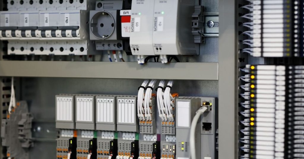 ¿Qué es un Control PLC (Controlador lógico programable)